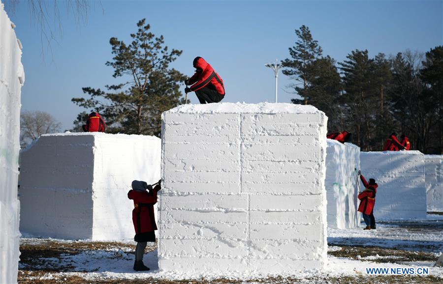 CHINA-HEILONGJIANG-HARBIN-SNOW SCULPTURES-COMPETITION (CN)