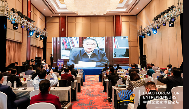 國家榮譽(yù)稱號獲得者、中國工程院院士、天津中醫(yī)藥大學(xué)校長張伯禮在視頻致辭