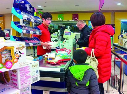 樂購員工稱內(nèi)部盜竊罰款達百倍 負責人稱記不清