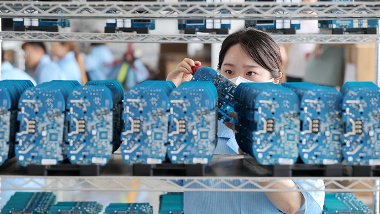 【財經(jīng)翻譯官】中國新能源汽車產(chǎn)銷量緣何連續(xù)七年全球居首？