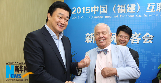 羅杰斯參加思客會，與新華網(wǎng)董事長、總裁田舒斌親切交談。