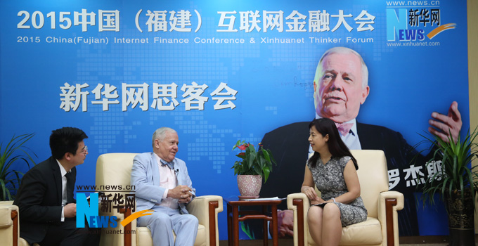 羅杰斯接受新華網(wǎng)思客專訪。