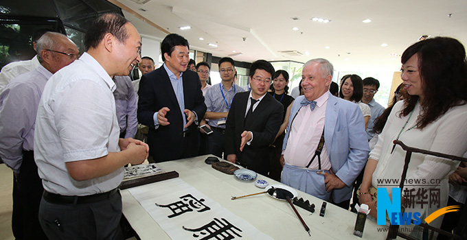 羅杰斯參觀新華網(wǎng)福建分公司。