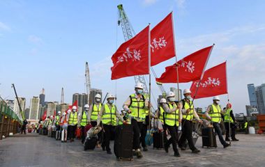 我在現(xiàn)場(chǎng)·照片背后的故事｜援港60天，見(jiàn)證荒灘起方舟