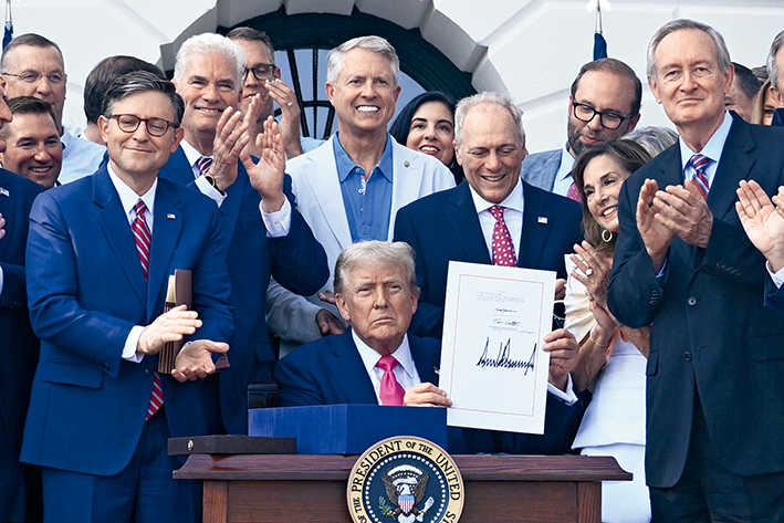 2025年7月4日,在美国首都华盛顿白宫,美国总统特朗(中)展示法案上的签名 新华社/法新 2025年7月4日,在美国首都华盛顿白宫,美国总统特朗(中)展示法案上的签名 新华社/法新