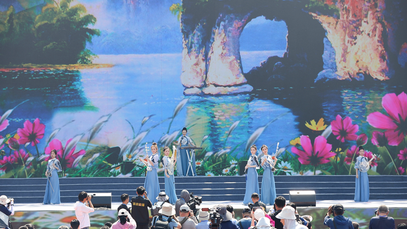 花語湖畔、香動(dòng)凌源 女子水晶樂坊亮相第五屆中國(guó)凌源百合節(jié)