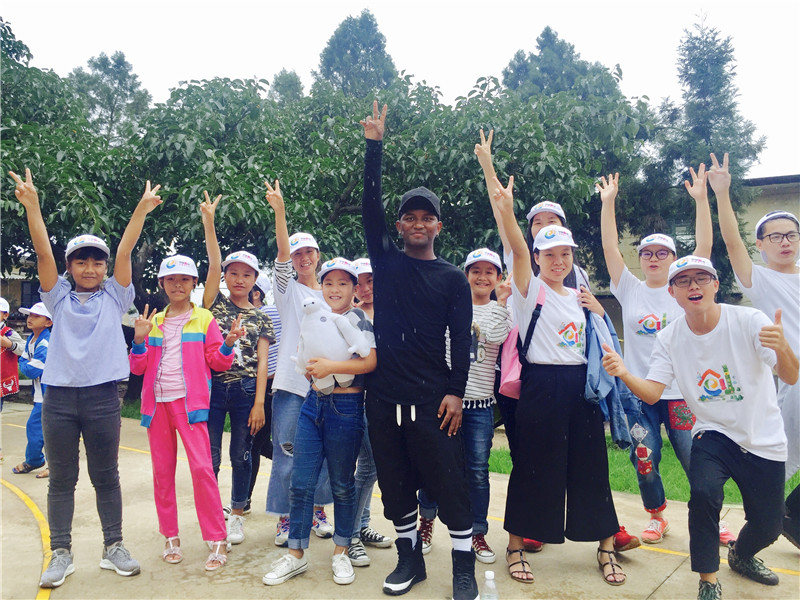 e創(chuàng)公益大使與志愿者、小朋友一起鄉(xiāng)村運(yùn)動(dòng)會(huì)