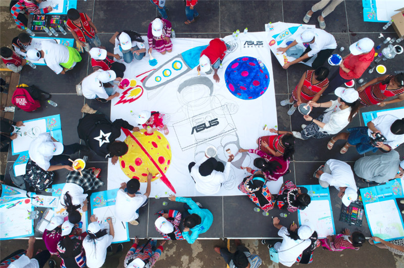 e創(chuàng)公益大使、志愿者和小朋友一同夢(mèng)想涂鴉