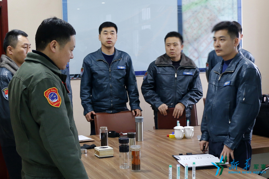 張超（右一）飛行后參加講評(píng)。