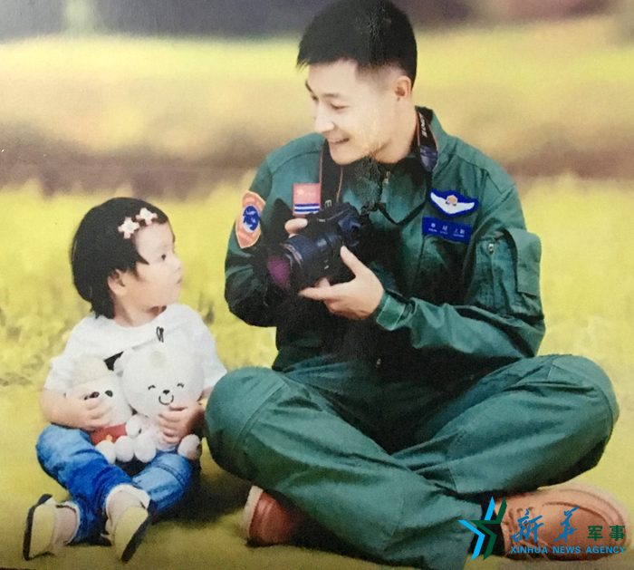 &uarr;資料圖片：被選為艦載戰(zhàn)斗機(jī)飛行員的張超與女兒合影。