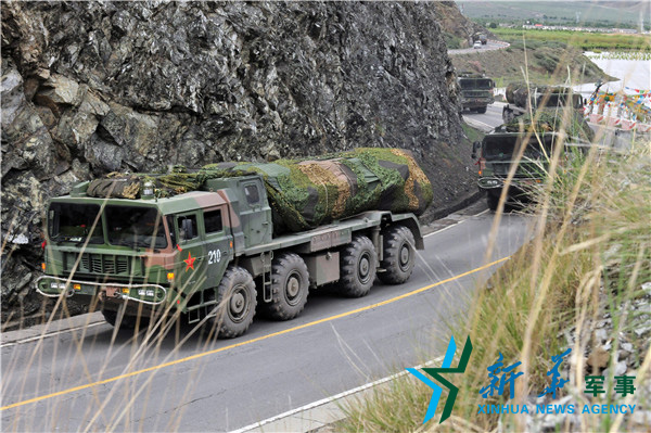 ↑向疏散隱蔽地域?qū)嵤└咚贆C動。（宋來蕤攝）