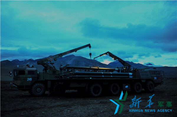 ↑昏暗條件下錘煉官兵火箭彈調(diào)裝技能 。（宋來蕤攝）