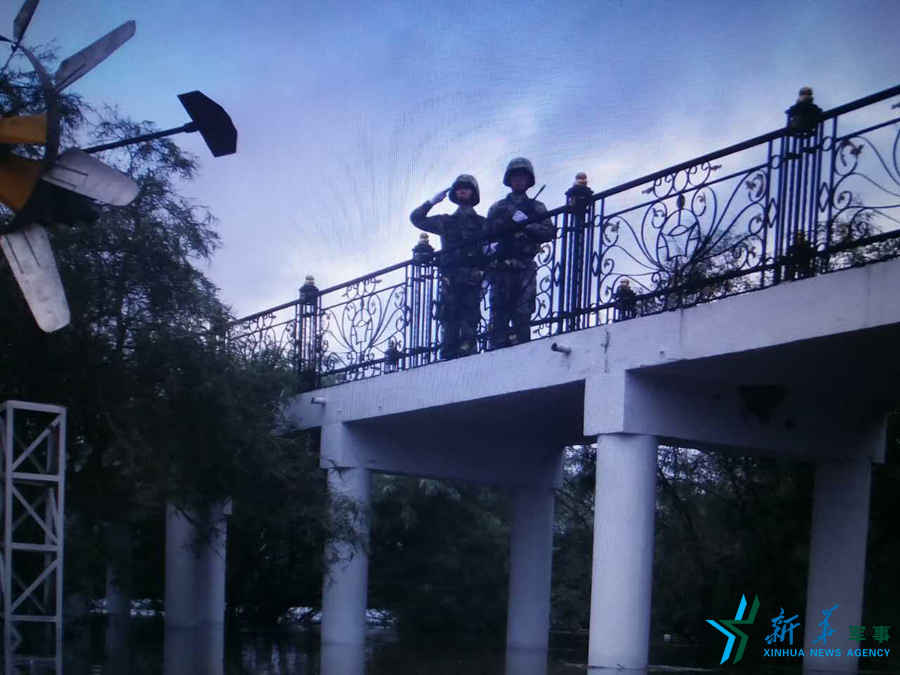 ↑中秋佳節(jié)，珍寶島的官兵在洪水中的堅(jiān)守。