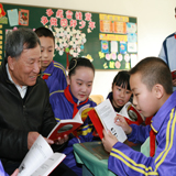 喬安山給小學(xué)生講雷鋒的故事。