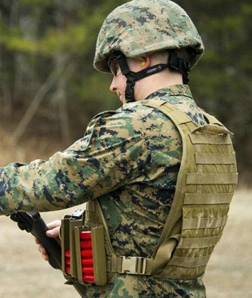 是電影還是現(xiàn)實(shí)？美軍陸戰(zhàn)隊士兵操大槍射擊練習(xí)