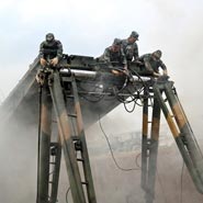 實(shí)拍解放軍架設(shè)“大塊頭”自動(dòng)化鋼橋