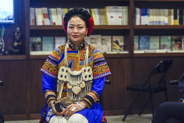 阿牛阿呷：對(duì)彝族姑娘來(lái)說(shuō)，胎教就是彝族的刺繡文化，但是當(dāng)我們走出來(lái)，我們覺(jué)得我們對(duì)其他支系的服飾知識(shí)了解太少了，需要學(xué)習(xí)的很多，所以開辦了這個(gè)專業(yè)。