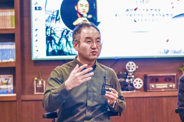 王曉昕：語(yǔ)言問(wèn)題其實(shí)是非遺傳承所面臨的一個(gè)普遍問(wèn)題。非遺傳承人可能有很好的技藝，但是因?yàn)檎Z(yǔ)言問(wèn)題沒(méi)有辦法與外面的人交流，就失去了傳承的機(jī)會(huì)。