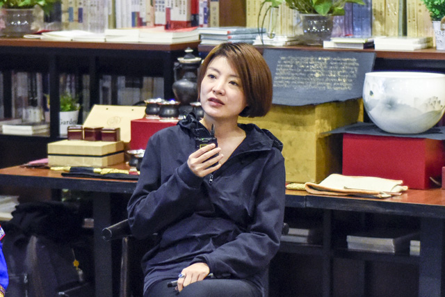 秦思：堅持還是因為熱愛，我一直想把有意義的事情做得有意思。我希望有更多的人來關注非遺文化，把文化融入到工藝當中。