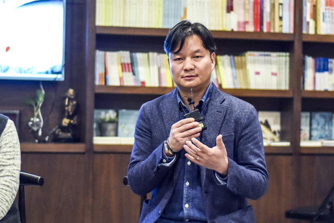 丁大為：烏銅走銀有三百年的歷史了，是云南地區(qū)獨有的技藝。這門技藝入門大概需要3年，學成需要20年。用語言去表達它其實是很難的。