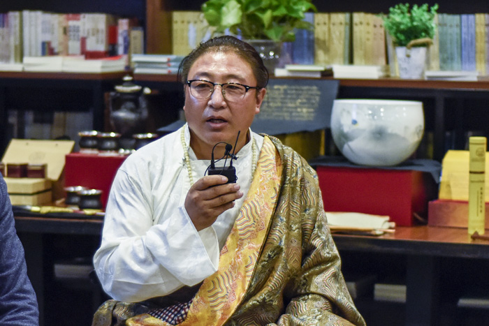 安久·白瑪群加：絕對(duì)不能為了錢做手藝的傳承人，傳承手藝是因?yàn)槲覀冇袀鞒忻褡逄厣幕呢?zé)任，要時(shí)刻謹(jǐn)記這一份責(zé)任。