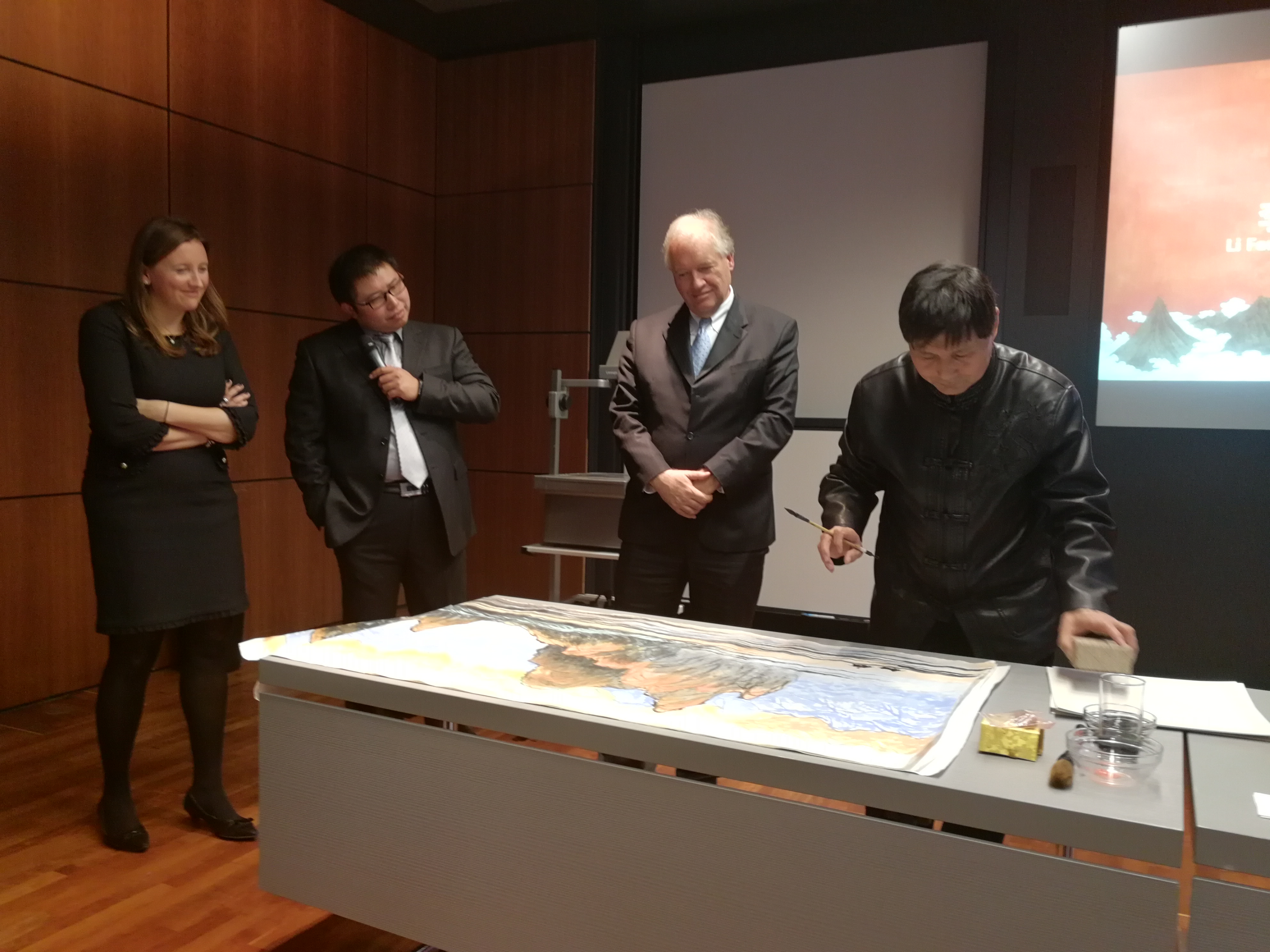 作為一個藝術(shù)家，我也要為這個國家和社會做一點自己的貢獻(xiàn)。在這次跨國文化交流活動中，作為唯一的隨團(tuán)畫家，我創(chuàng)作出了多幅以“一帶一路”為主題的中國畫。