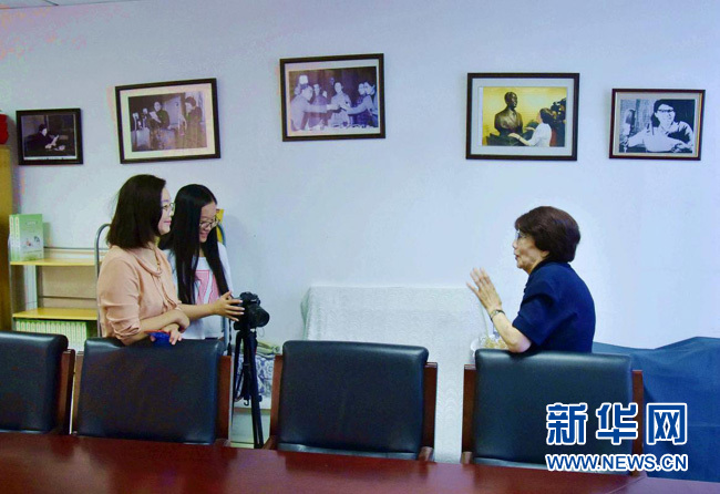 播音室里跟打仗一樣。從夜不能寐的緊張，到全神貫注的投入，用良好的習(xí)慣和過硬的專業(yè)素質(zhì)來化險(xiǎn)為夷。