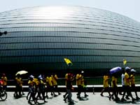 2013年“中國(guó)尋根之旅”夏令營(yíng)營(yíng)員們參觀國(guó)家大劇院