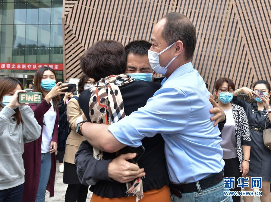(社會)(12)抗疫“戰(zhàn)友”重聚