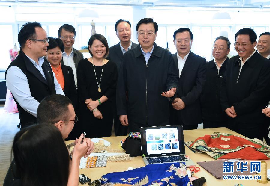 5月8日至11日，中共中央政治局常委、全國人大常委會委員長張德江在浙江調(diào)研。這是5月9日，張德江來到位于嘉興市的雅瑩服裝有限公司，了解公司的服裝設(shè)計、生產(chǎn)和銷售情況。新華社記者 馬占成 攝 