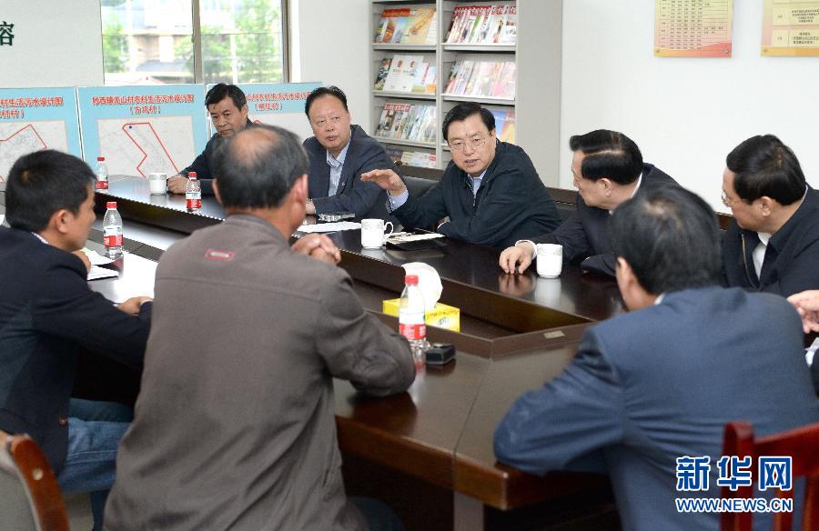 這是5月9日，張德江到湖州市妙西鎮(zhèn)調(diào)研，與基層人大代表座談。新華社記者 馬占成 攝 