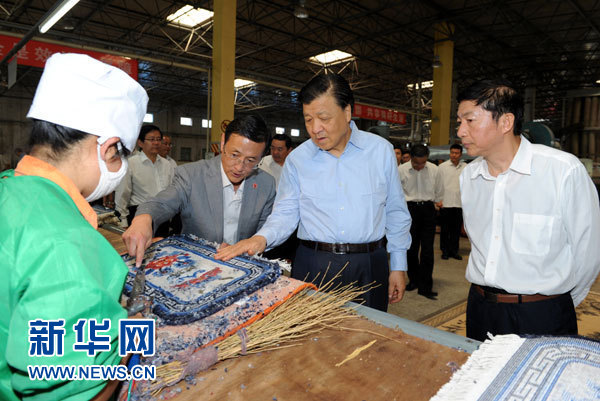 這是7月18日，劉云山在青海藏羊地毯集團(tuán)有限公司調(diào)研。新華社記者 饒愛民 攝
