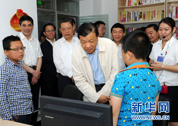 7月17日至19日，中共中央政治局常委、中央書記處書記劉云山在青海調(diào)研。這是7月18日，劉云山在西寧市南山西社區(qū)調(diào)研。 新華社記者饒愛民 攝