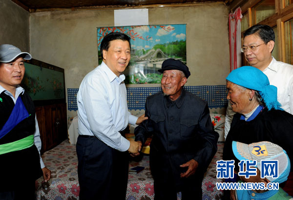 7月17日至19日，中共中央政治局常委、中央書記處書記劉云山在青海調(diào)研。這是7月17日，劉云山在海東市互助土族自治縣東山鄉(xiāng)白牙合村看望老黨員。新華社記者 饒愛民 攝