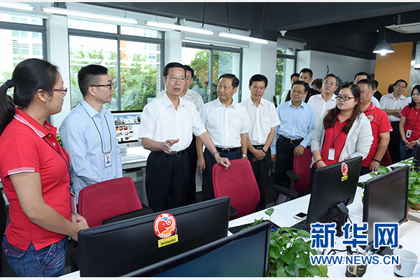 9月16日至18日，中共中央政治局常委、國務院副總理張高麗在廣西調研。這是9月17日，張高麗在南寧美麗傳說公司調研承接產業(yè)轉移和開展跨境電子商務情況。 新華社記者張鐸攝 