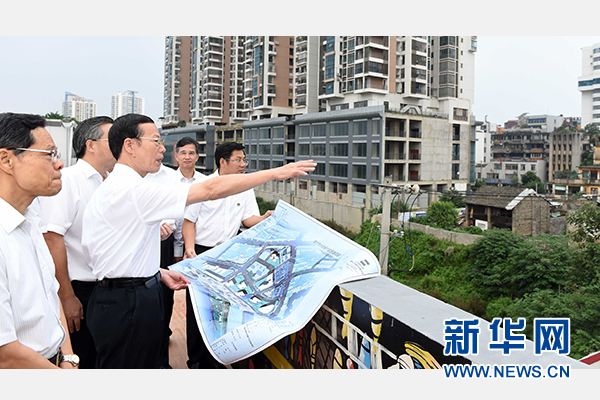 9月16日至18日，中共中央政治局常委、國務院副總理張高麗在廣西調研。這是9月16日，張高麗實地考察南寧水街棚戶區(qū)改造項目現(xiàn)場。 新華社記者張鐸攝 