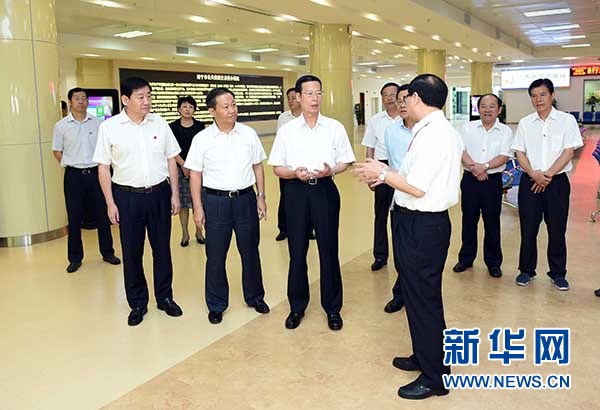 9月16日至18日，中共中央政治局常委、國務院副總理張高麗在廣西調研。這是9月17日，張高麗在南寧市公共資源交易中心對外服務大廳了解自治區(qū)簡政放權有關工作。 新華社記者張鐸攝