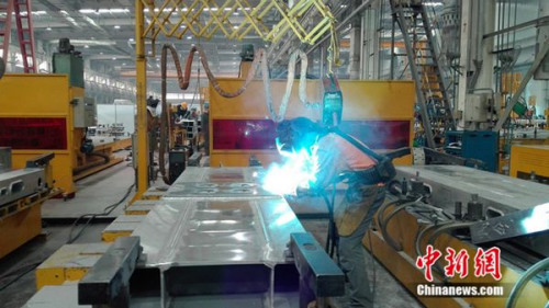 中車青島四方機車車輛股份有限公司“80后”高級技師張合禮在車間焊接鋼縫。