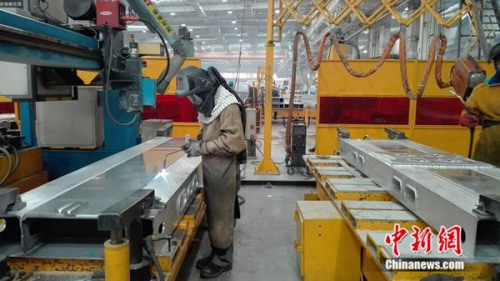 焊接工人正在工作。中新網(wǎng) 邱宇 攝