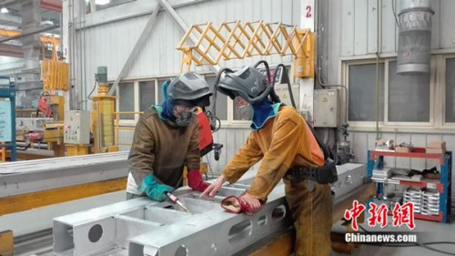 張合禮指導徒弟工作。中新網(wǎng) 邱宇 攝