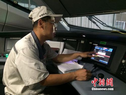 中車青島四方機(jī)車車輛股份有限公司高鐵調(diào)試高級(jí)技師周勇在演示調(diào)試過(guò)程。中新網(wǎng) 邱宇 攝