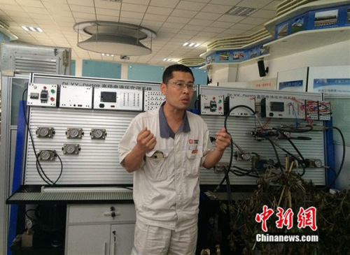 周勇在工作室介紹設(shè)備。中新網(wǎng) 邱宇攝