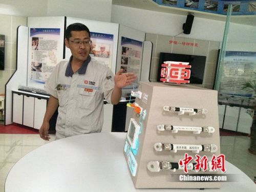 周勇在工作室介紹他制作的模型。中新網(wǎng) 邱宇 攝