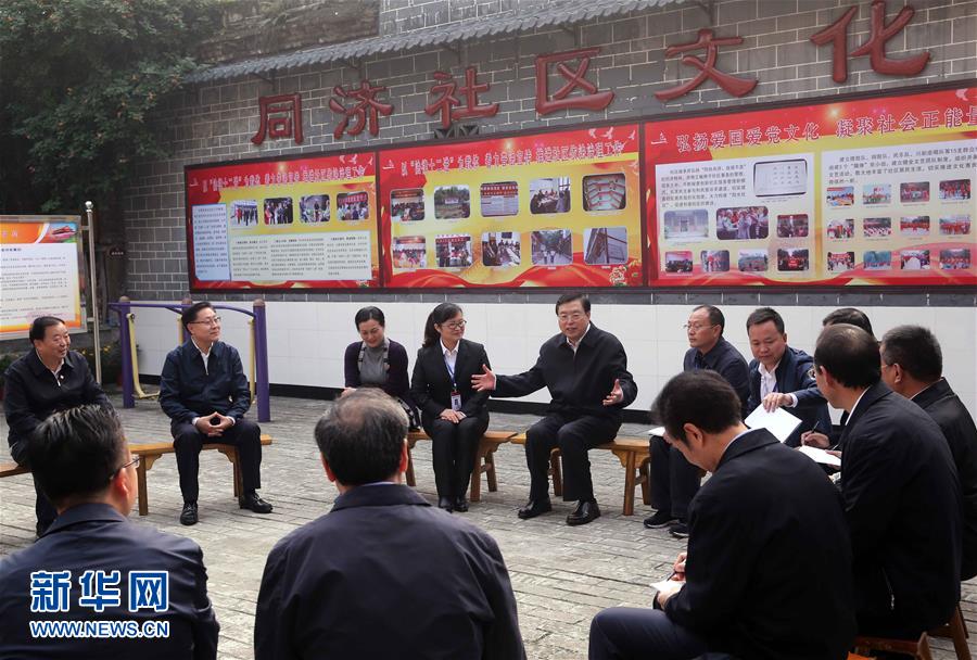 這是11月21日，張德江來到宜賓李莊鎮(zhèn)同濟(jì)社區(qū)，了解社區(qū)的工作情況。 新華社記者 劉衛(wèi)兵 攝 