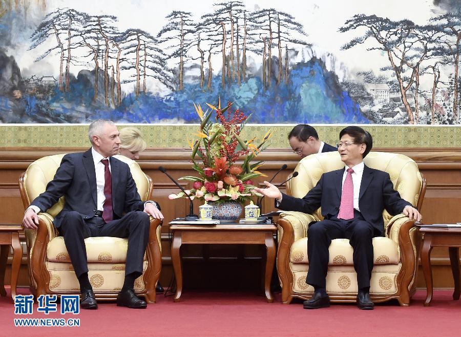 11月25日，中共中央政治局委員、中央政法委書記孟建柱在北京會見白俄羅斯總統(tǒng)辦公廳副主任米茨克維奇。 新華社記者燕雁攝 
