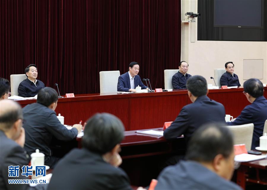  2月17日，在習(xí)近平總書記主持召開黨的新聞輿論工作座談會并發(fā)表重要講話一周年之際，中宣部在北京召開2017年新聞戰(zhàn)線“新春走基層”活動座談會。中共中央政治局委員、中央書記處書記、中宣部部長劉奇葆出席會議并講話。新華社記者 王曄 攝
