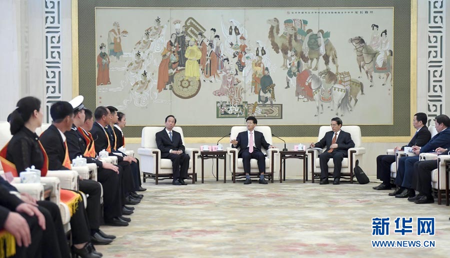 4月24日，第十三屆全國(guó)見義勇為英雄模范表彰大會(huì)在北京人民大會(huì)堂召開。會(huì)前，中共中央政治局委員、中央政法委書記孟建柱與見義勇為英雄模范及家屬代表座談。國(guó)務(wù)委員、公安部部長(zhǎng)郭聲琨出席座談會(huì)并在表彰大會(huì)上講話。新華社記者 張鐸 攝