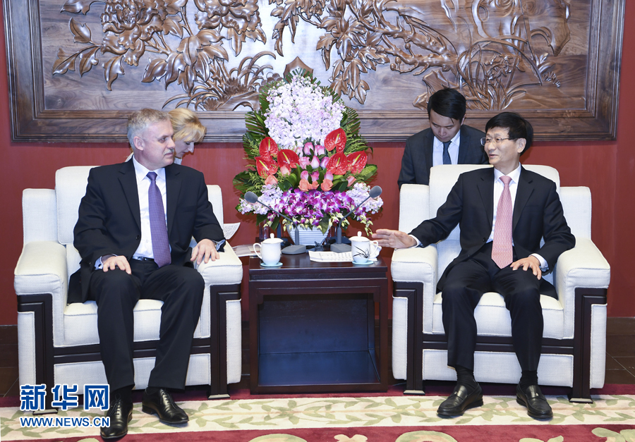 4月26日，中共中央政治局委員、中央政法委書記孟建柱在北京會(huì)見白俄羅斯安全會(huì)議國(guó)務(wù)秘書扎西。 新華社記者 張領(lǐng) 攝