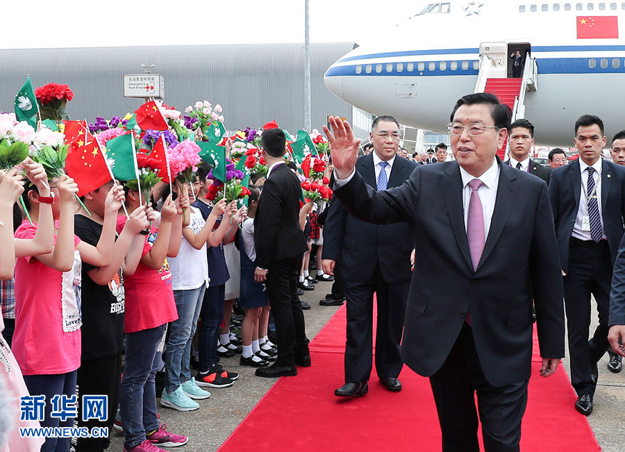 5月8日至10日，中共中央政治局常委、全國人大常委會(huì)委員長張德江視察澳門特別行政區(qū)。這是5月8日，張德江抵達(dá)澳門國際機(jī)場。 新華社記者龐興雷 攝 