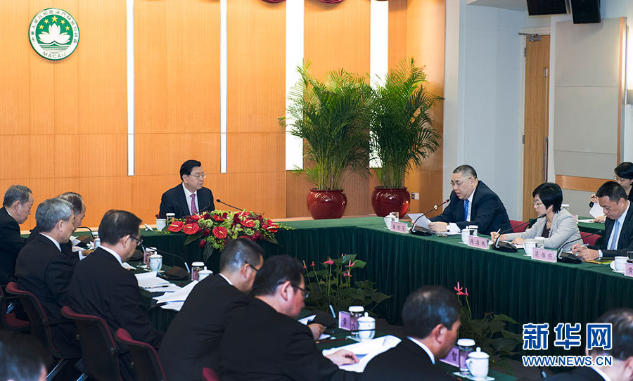 5月8日至10日，中共中央政治局常委、全國人大常委會(huì)委員長張德江視察澳門特別行政區(qū)。這是5月8日，張德江聽取澳門特別行政區(qū)政府工作匯報(bào)。新華社記者 李學(xué)仁 攝